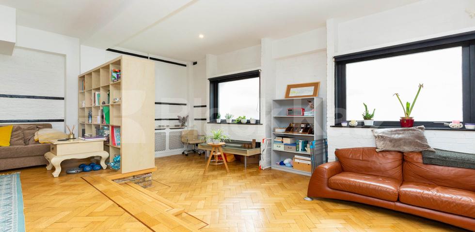 Stunning spacious 3 bed 2 bath with a huge lounge in Kentish Town. Highgate Road, Kentish Town